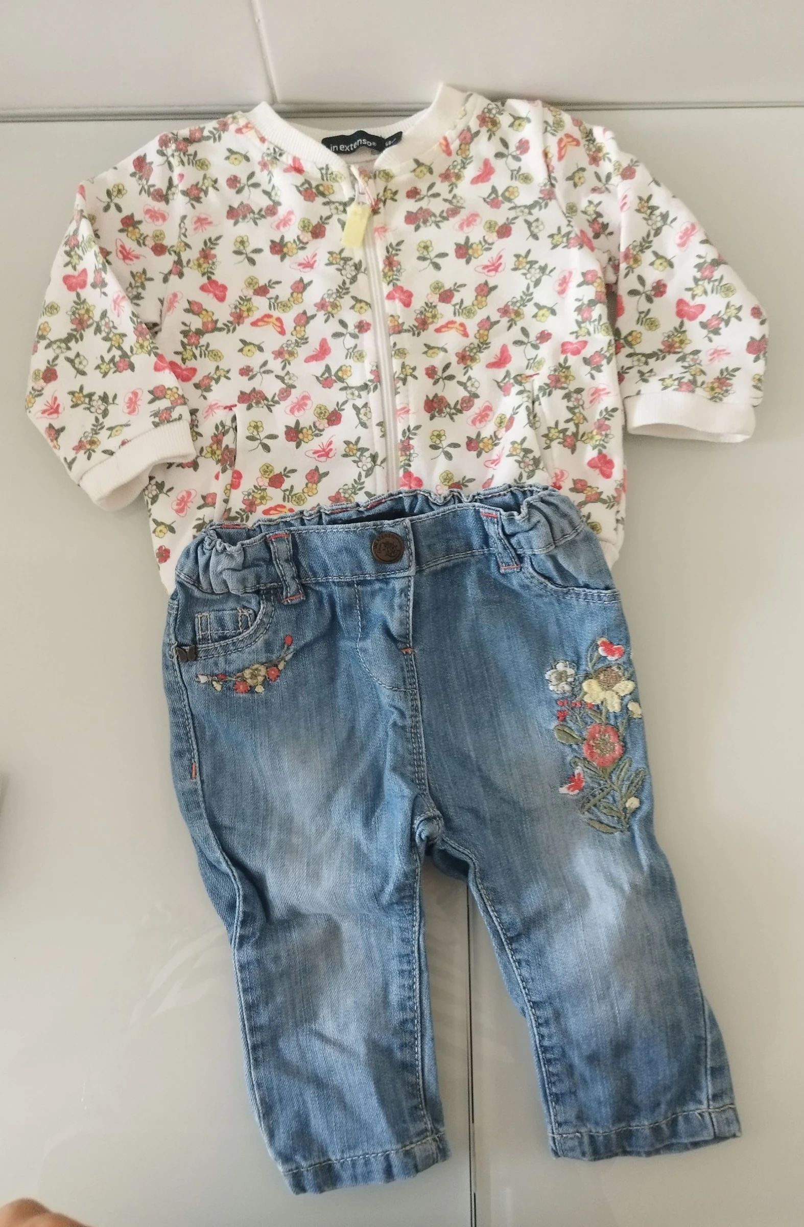 Conjunto pantalón vaquero y chaqueta bomber de flores